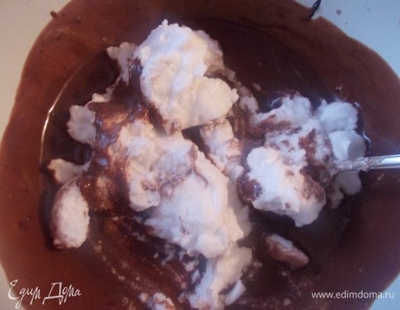 Затем аккуратно вводим белки в три захода, как и в трюфель.