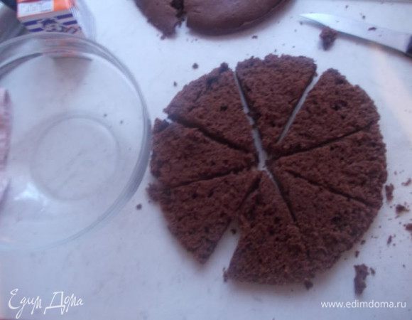 Начинаем складывать торт. Бисквит разрезать вдоль и порезать одну часть ромбами. Подготовим миску, у меня салатник. Я измерила его, в него вошло 2 литра воды. 