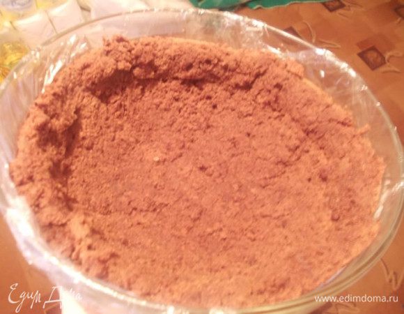 Салатник застилаем пищевой пленкой и выкладываем ровно ромбики, это совсем не сложно, можно кусочками закрывать зазоры, все легко получается.