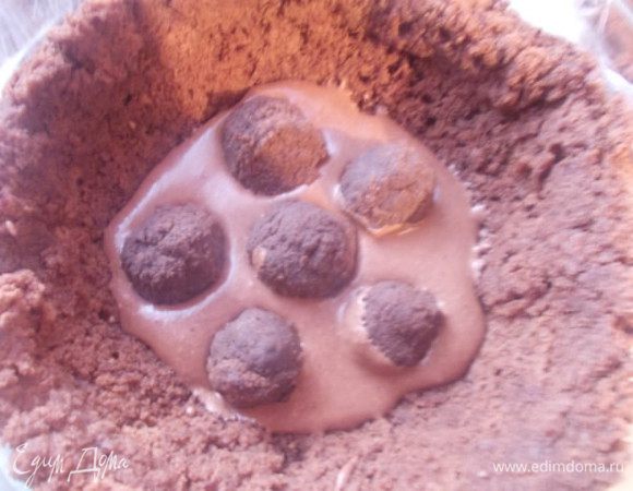 Выкладываем на дно немного мусса, затем трюфельные конфетки и снова поливаем муссом.