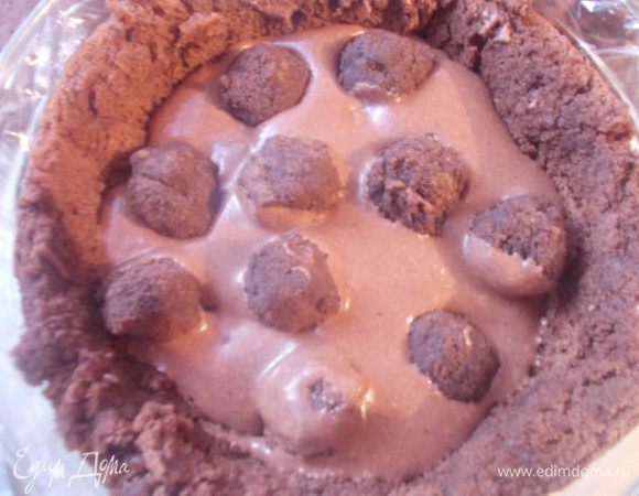 Снова выкладываем конфетки и поливаем муссом.