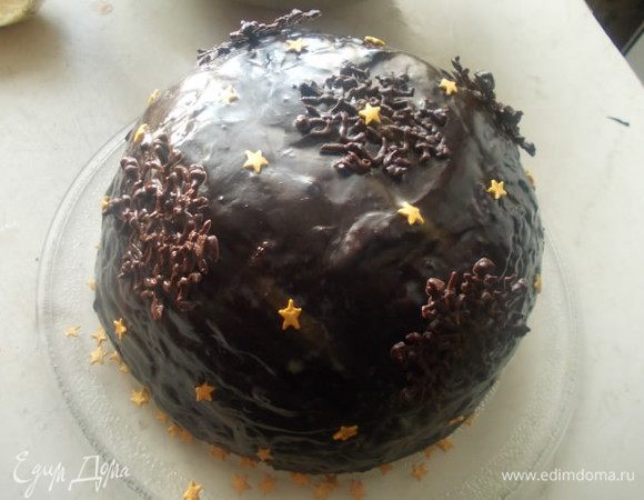 В оставшийся шоколад добавить пудру и сливки. немного прогреть до однородности . Обмазать торт глазурью и украсить снежинками.