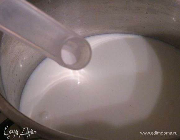 Всыпать соль и соду.