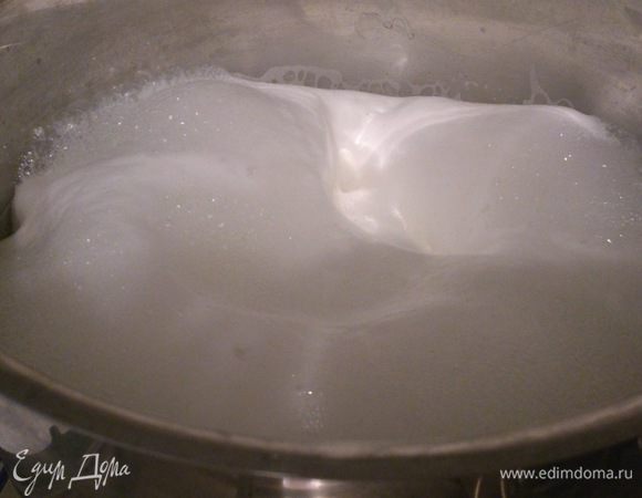Довести до кипения на сильном огне. Здесь важно не дать пене убежать!