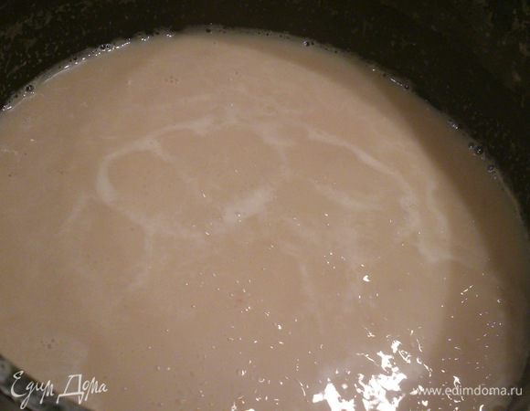 После закипания я переливаю в толстостенную тефлоновую кастрюльку. Просто она у меня небольшого объема и я переживаю, чтобы в момент закипания молоко не убежало. Теперь уменьшаем огонь до минимума и увариваем молоко, периодически помешивая. Вот так оно изменило цвет уже через 20 минут.