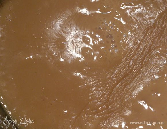 А это уже через 40 минут. У меня домашнее молоко и процесс уваривания занимает приблизительно 1 час. Масса становится густой и принимает насыщенный карамельный цвет. Из одного литра выходит около 300 мл соуса. Учитывайте и тот факт, что после остывания масса еще загустеет.