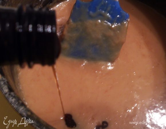 Примерно через час вливаем ванильный экстракт, хорошо перемешиваем. 