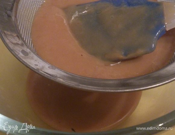 Процедить соус через сито.
