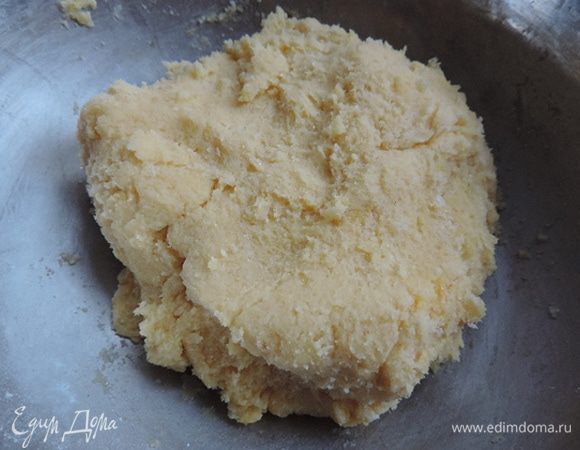 Долго месить не нужно, достаточно собрать тесто в шар. Оно получается довольно липким и мягким. Это нормально. Муки больше не добавляем.