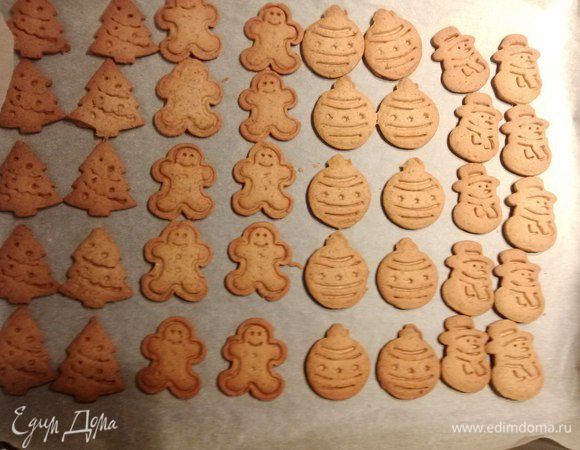 Через час можно уже раскатать тесто и вырезаем фигурки. Выкладываем фигурки на противень застеленный бумагой для выпечки и в разогретую духовку на 160С. Выпекаем 15-20 минут.
