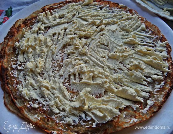 Промазываем каждый блин маскарпоне (примерно 2-3 ложки).