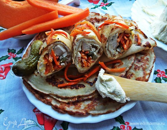 Нежные блинчики очень хорошо сочетаются с хрустящим огурчиком и морковкой,а курочка и сыр добавят вкуса и сытности!