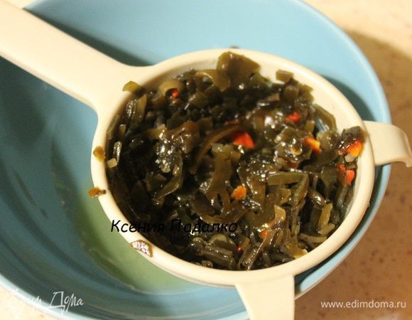 Морскую капусту выложить в сито и дать стечь лишней жидкости.