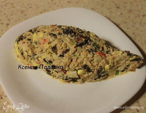 Соединить все ингредиенты вместе, кроме моркови и белка, добавить майонез и перемешать. Сформировать на тарелке рыбу. Сверху слегка смазать майонезом.