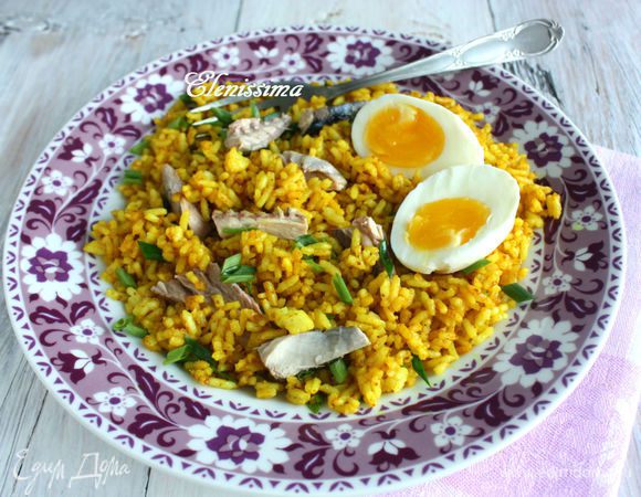 Яйца очистите от скорлупы, разрежьте вдоль пополам.
Жареный рис приправьте солью и перцем, положите к нему кусочки скумбрии.
Подавайте с яйцами. Мне понравилось это необычное сочетание, поэтому рекомендую и вам!