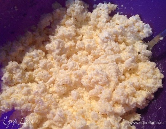 Творог подавить вилкой, чтобы не было комочков, высыпать сахар (по вкусу), ванильный сахар, добавить манку 1 ложку с верхом, яйцо (1 большое). Хорошо перемешать и оставить на минут 15, чтобы манка разбухла. Если кажется суховатым, не спешите добавлять яйцо, пусть постоит.