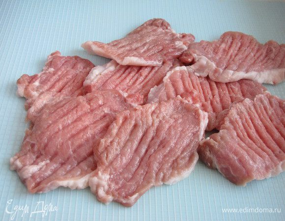 Мясо нарезать пластиками толщиной 1 см. и немного отбить.