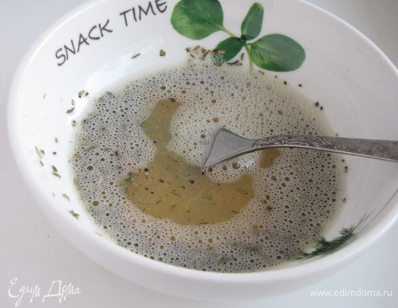 Взбить в миске 1 яйцо с солью, перцем и ароматными травами. У меня была приправа "французские травы". Так же подойдут "итальянские" или "прованские травы".