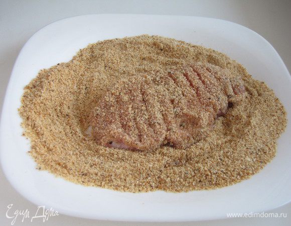 Пластики свинины сначала обмакнуть во взбитом яйце, затем обвалять в молотых сухарях.