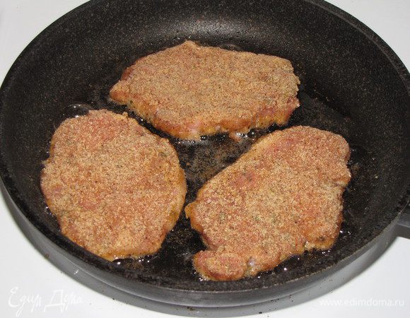 Разогреть в сковороде растительное масло и обжарить мясо примерно по 1 минуте с каждой стороны. Обжаренные отбивные выложить в миску и накрыть крышкой.