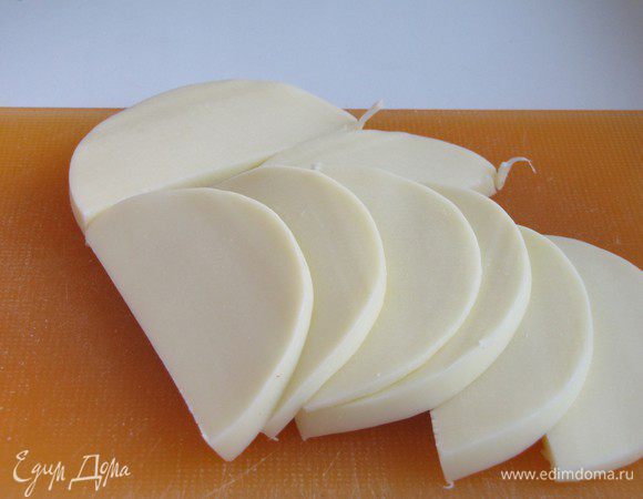 Моцареллу нарезать тонкими ломтиками.