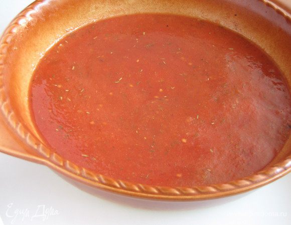 Томаты в собственном соку пюрировать блендером с добавлением соли, сахара и ароматных трав. Готовую массу вылить в керамическую форму для запекания. Вместо консервированных томатов можно использовать свежие помидоры, предварительно сняв с них кожицу.