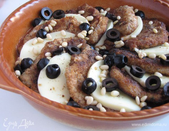 Сверху посыпать нарезанными оливками и кедровыми орешками.