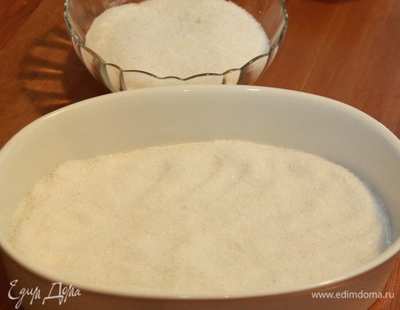 Отмерить соль (1кг) и сахар (100г), соединить и перемешать их. На дно ёмкости для засолки (у меня огнеупорная форма вместимостью 2,5 л) выложить треть смеси. 