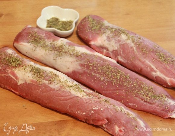 Мясо натереть смесью трав.