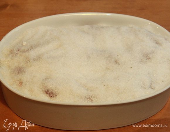 Слой соли должен полностью, без зазоров, покрыть мясо. Ёмкость закрыть пищевой плёнкой и убрать в холодильник на 3 суток.