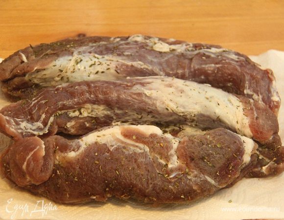 Через трое суток мясо вынуть из соли, промыть в проточной воде (мокрую соль выкинуть), тщательно обсушить на полотенце.