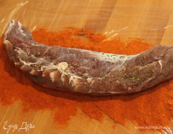 На рабочей поверхности расстелить пищевую пленку, насыпать смесь паприки и кайенского перца, обвалять мясо в перце со всех сторон.