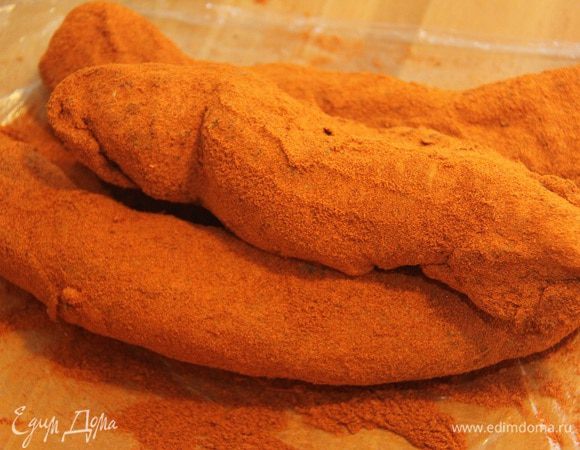 Получаются такие вот куски:
Общий вес мяса, по сравнению с сырым, примерно 1300г (т.е. уменьшился на 400г)