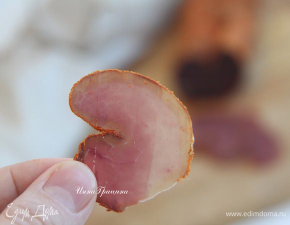 Вкуснее, когда нарезано тонко-тонко....по вкусу как суджук...
Приятного аппетита!!!
