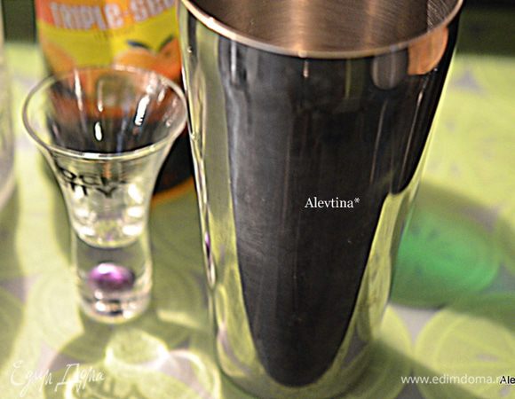 Смешаем в шейкере все составляющие.