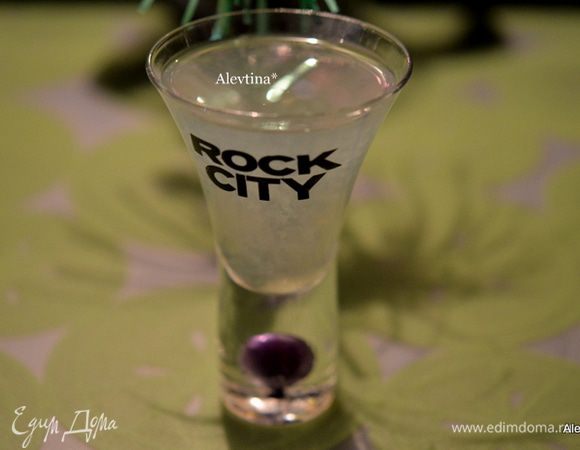 Перельем в рюмочку. Подаем тут же. Можно с долькой лайма.
