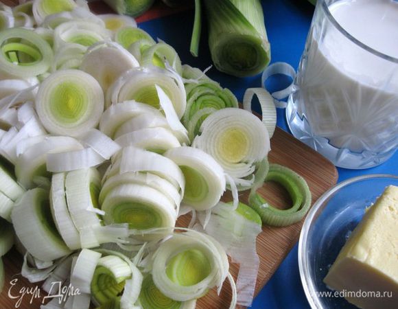 Лук - порей порезать колечками.