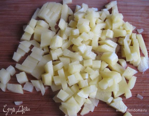 Картофель порезать небольшими кубиками со стороной каждого из них – 0,5 см. Опустить картофельные кубики в воду, в которой лежали половинки картофеля.