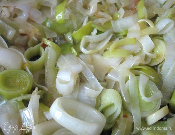 Разогреть сковороду со сливочным маслом, положить на нее лук - порей и потушить его на медленном огне (15 минут). 