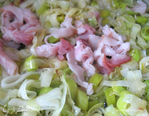 Половину бекона порезать, добавить к луку. Потушить пару минут.