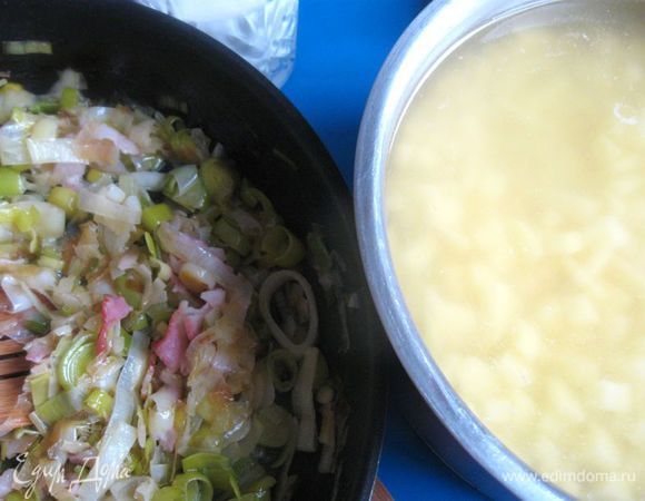 Поставить кастрюлю с картофелем (посолить, учитывая, что бекон даст дополнительную соль) на огонь и довести до кипения. 