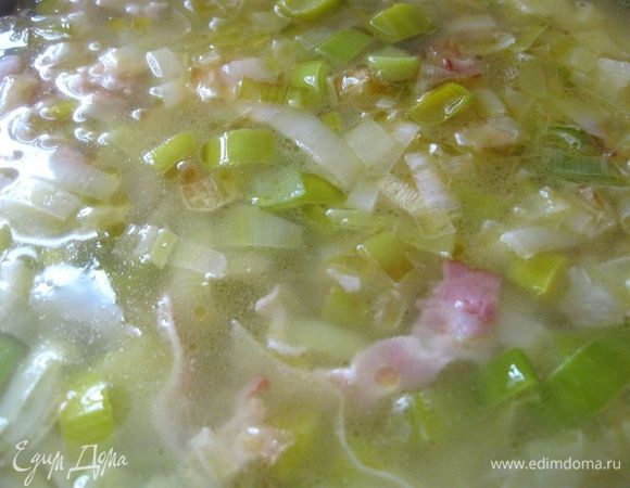 Убавить огонь, добавить обжарку лука с беконом и довести до готовности.