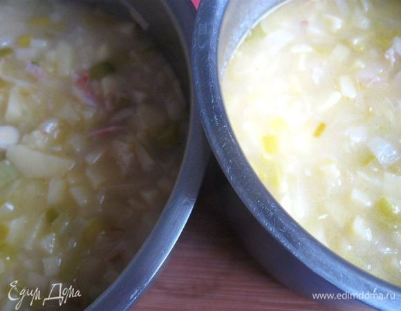 Отлить в другую кастрюлю половину супа. 