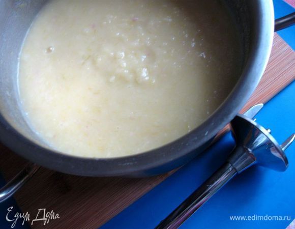 Дать немного остыть, пюрировать часть супа погруженным блендером. Соединить две части, добавить сливки и перемешать.
