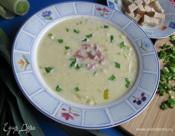 Оставшийся бекон порезать, зеленый лук помыть и порезать мелко. Разлить порционно, украсить беконом и зеленым луком.