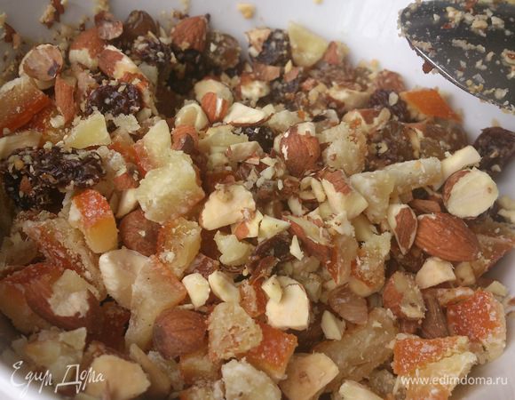 Смешать миндаль, изюм, цукаты и залить ромом.