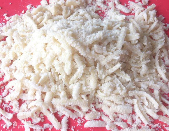 Марципан натереть на крупной терке.