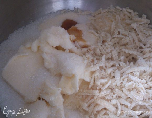 Размягченное масло смешать с сахаром, марципаном и ванилью.