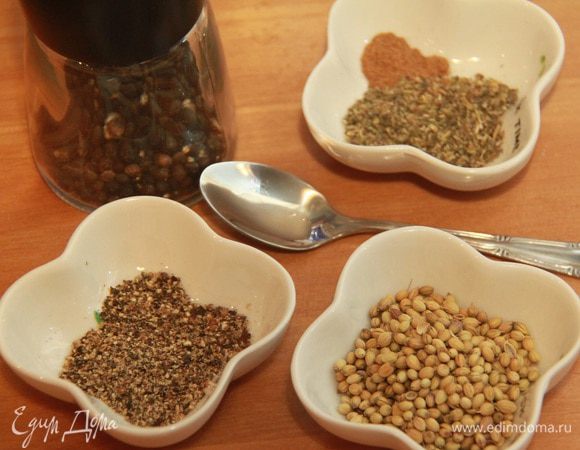 Прежде всего хочу сказать про специи. Чёрный перец беру горошком и с помощью мельницы получаю перец крупного помола. 