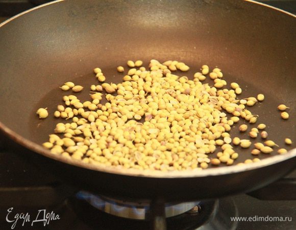 Семена кориандра беру не обычного, а индийского - у него совершенно другой аромат: сладковатый, очень приятный, и семена более крупные. Но вы возьмите кориандр любой, какой есть под рукой.

Итак, семена кориандра прогреть на раскалённой сковороде, недолго, чтобы запах раскрылся ещё больше.